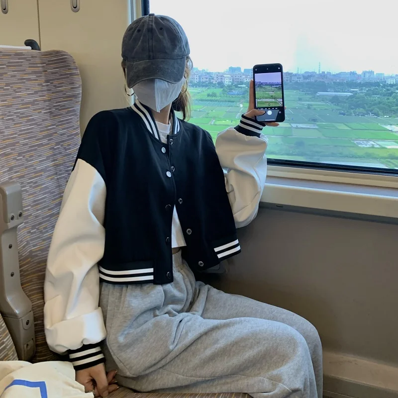 เสื้อแจ็คเก็ตเบสบอลสไตล์อเมริกันหวานๆ สำหรับผู้หญิง คอลเลคชั่นฤดูใบไม้ผลิ 2026 คอปกแบบเบสบอล แขนยาว สีขาว