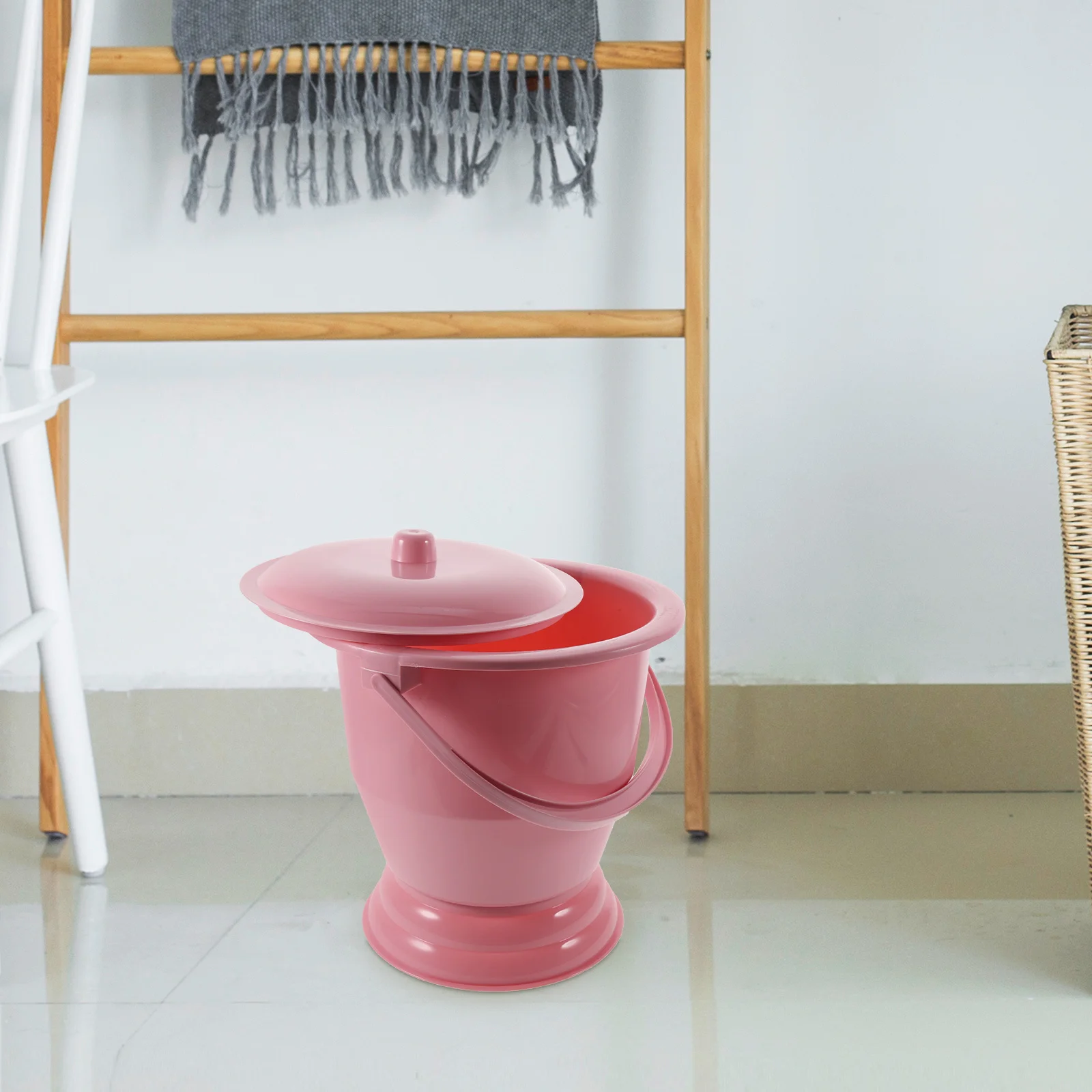 

1pc Handheld Chamber Pot Portable Urinal Bucket Heavy Duty Pp Material Non-Slip Base 100℃ High Temp Resistant Hygienic Cover