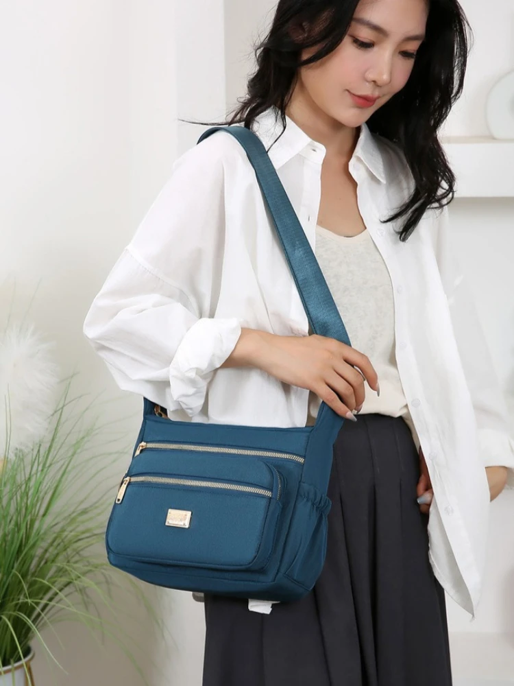 

Multi-compartment Storage Versatile Going Out Commuting Shoulder Bag Stylish and Simple Large-capacity Crossbody Bag Women