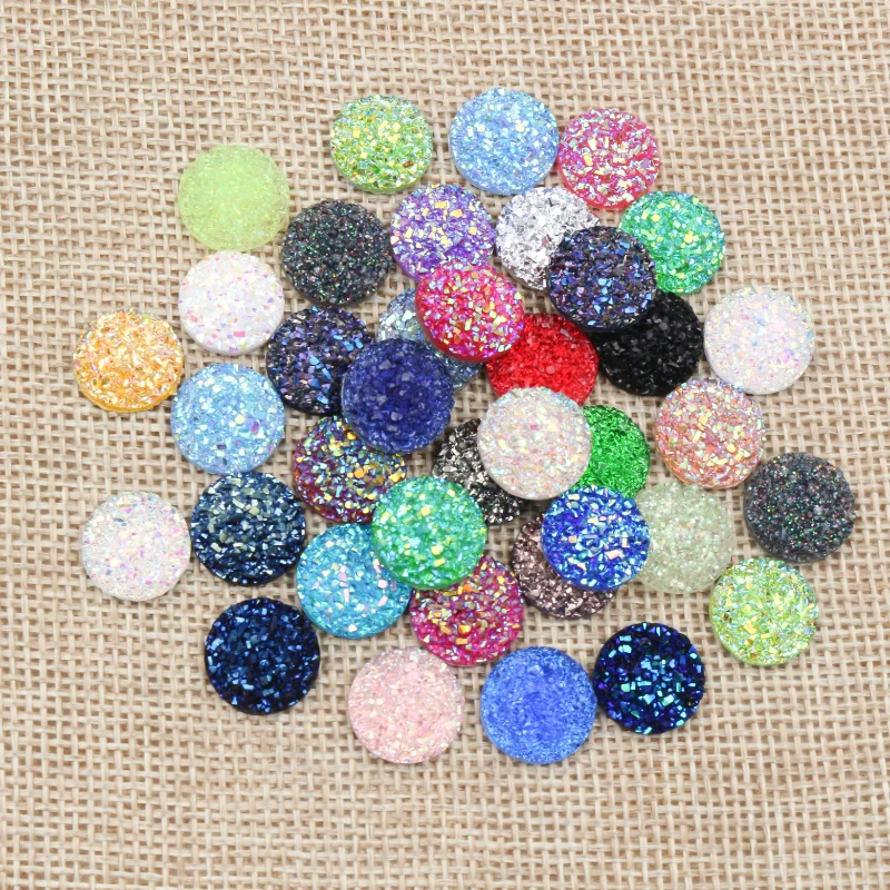 Di modo 40pcs 8 millimetri 10 millimetri 12 millimetri Colori Della Miscela Druzy Pietra Naturale Convessa Piatto Cabochon Resina Della parte