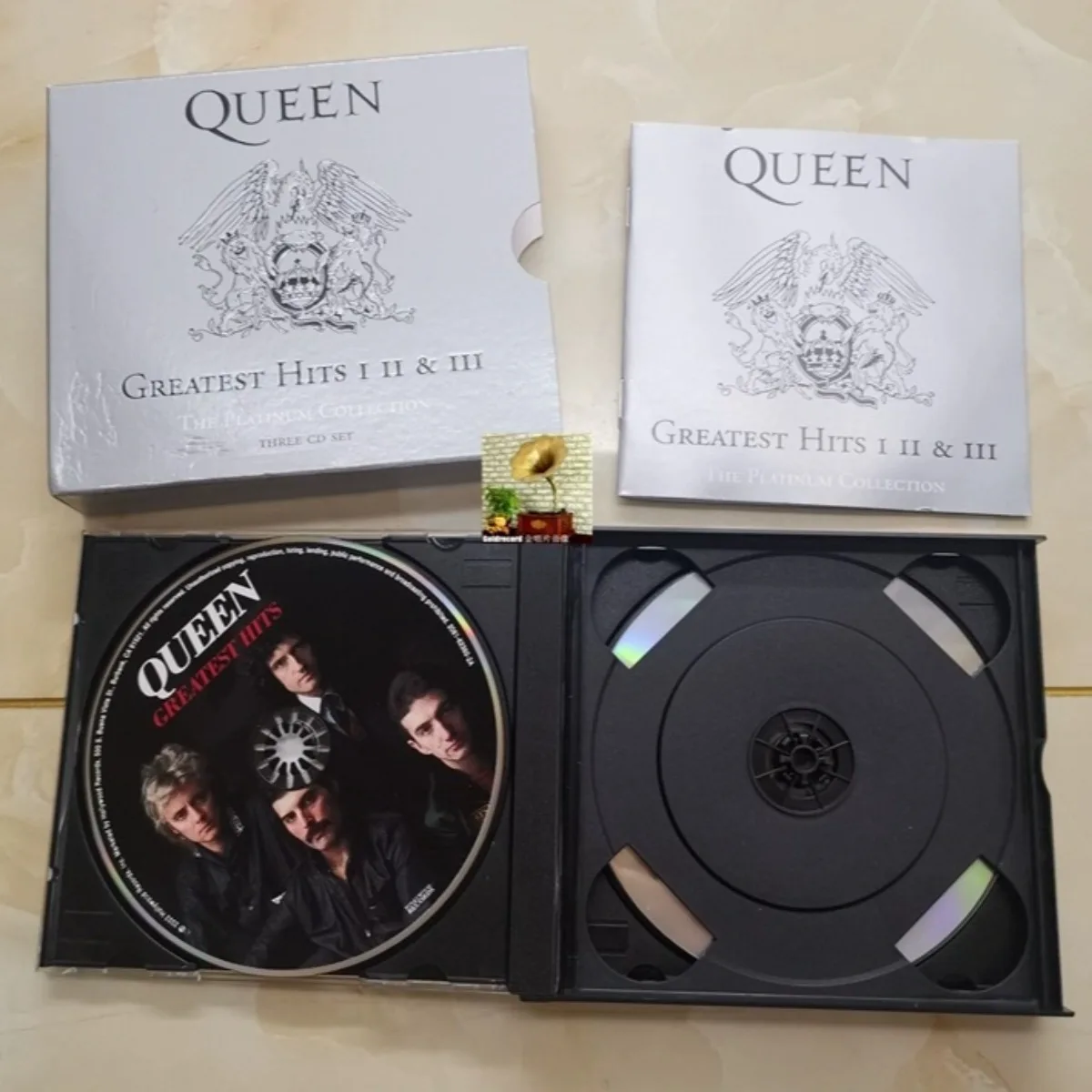 ชุดซีดีอัลบั้ม Queen รุ่น Greatest Hits I, II และ III - คอลเลกชันเพลงร็อคคลาสสิกสำหรับแฟนคลับควีนและนักสะสมดนตรีร็อค
