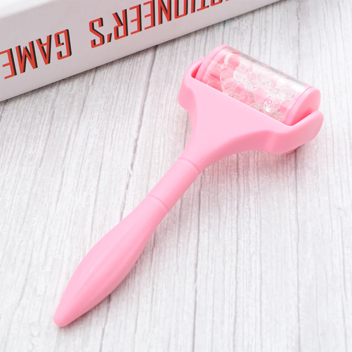 Masajeador Facial portátil, herramienta de elevación para el cuidado de la piel, rodillo Facial fino con mango rosa, cuentas transparentes, 1 ud.