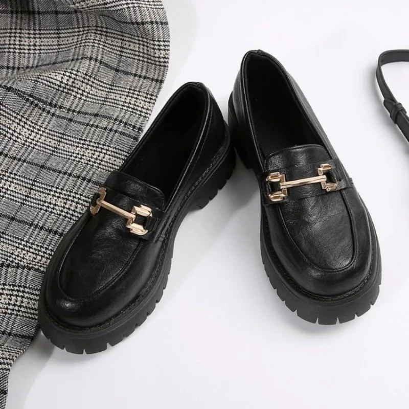 

Женские лоферы на массивной платформе с металлическим декором, весна 202, туфли-лодочки без шнуровки на толстой подошве, женские черные туфли из искусственной кожи, униформа на плоской подошве