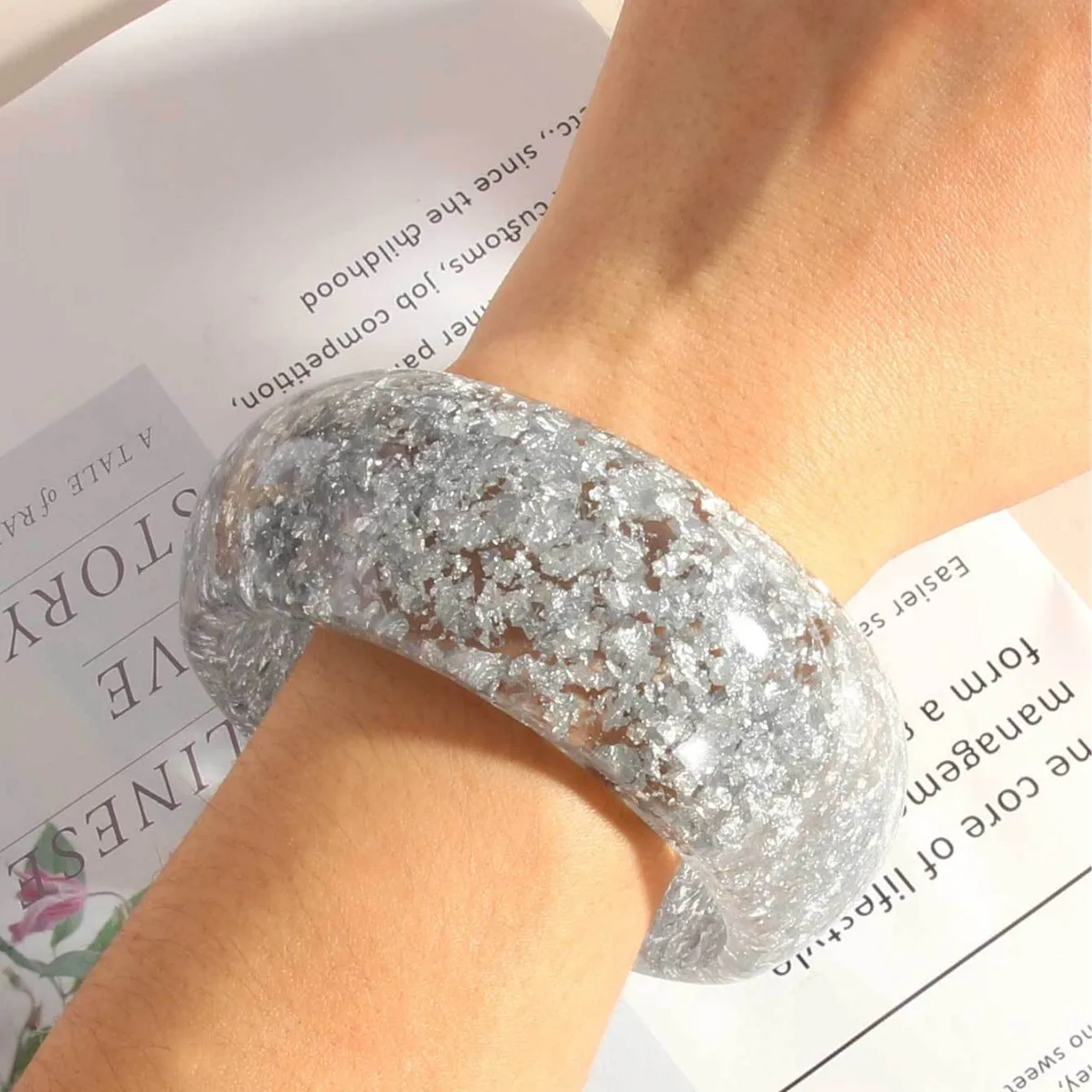 Übertriebener Acryl Runde Chunky Armreif Frauen Gold Farbe Glitter Harz Unregelmäßige Quadratische Breite Hand Armband Trend Schmuck Geschenk – Detail 8