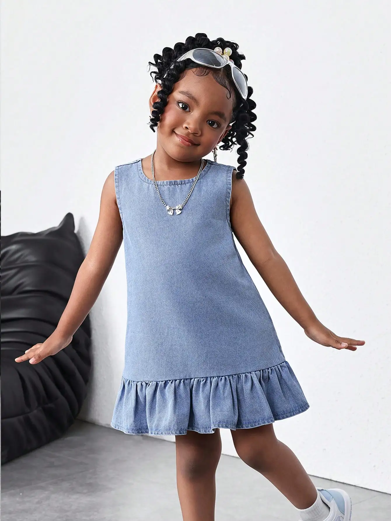 

Светло-голубое джинсовое платье без рукавов для девочек с рюшами по низу для повседневной носки весной и летом