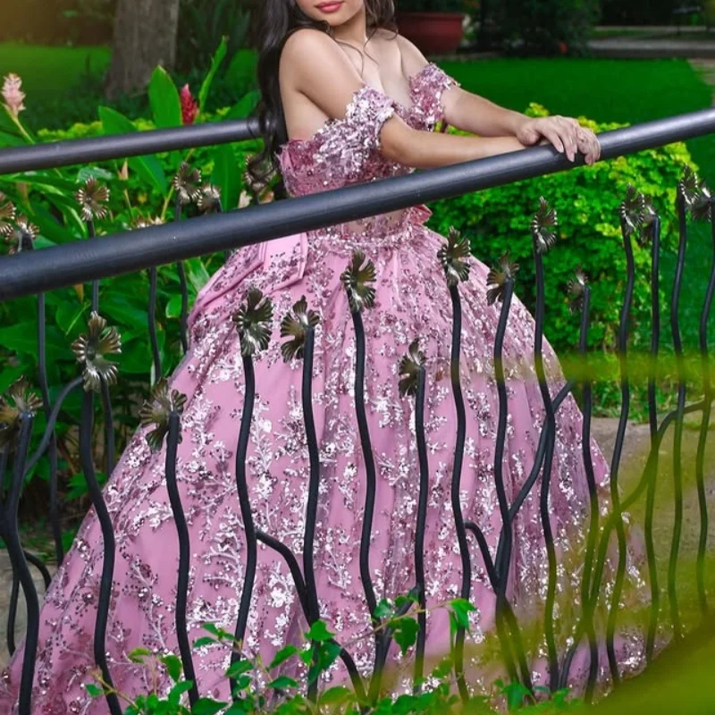 

Блестящие розовые платья для квинсеаньеры с кристаллами и цветочными аппликациями, с открытыми плечами, длинным шлейфом и бантом, на заказ