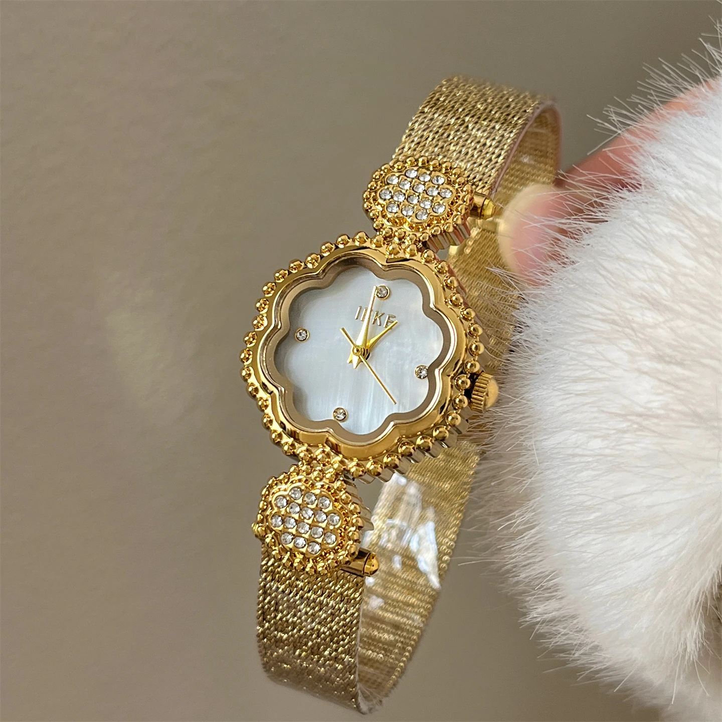 

Light luxury temperament, antique style watch for women, versatile and niche, exquisite and compact women's quartz watch