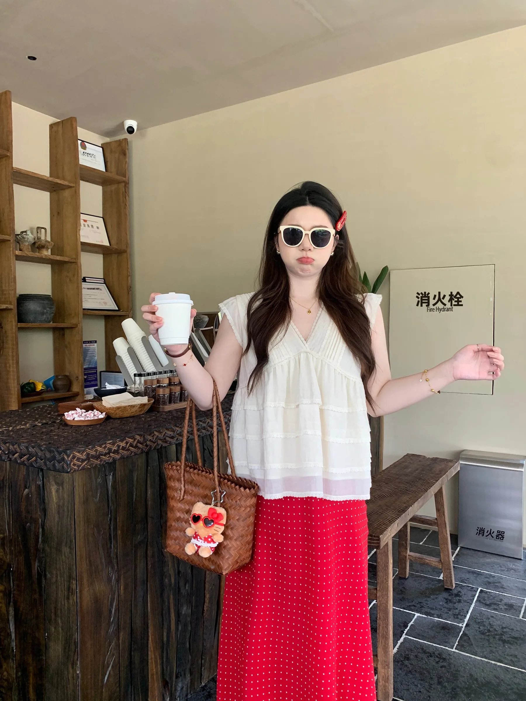 

Korean Style Lace Splice V-neck Puffy Sleeve Cake Top Women's Loose Fit Summer Shirt Gentle Pleated Hemline Breathable