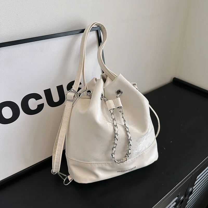 White Bucket Bag Women's Crossbody Chain Shoulder Bag Fashionable High-End Sensation Stylish White Backpack Popular Element C...