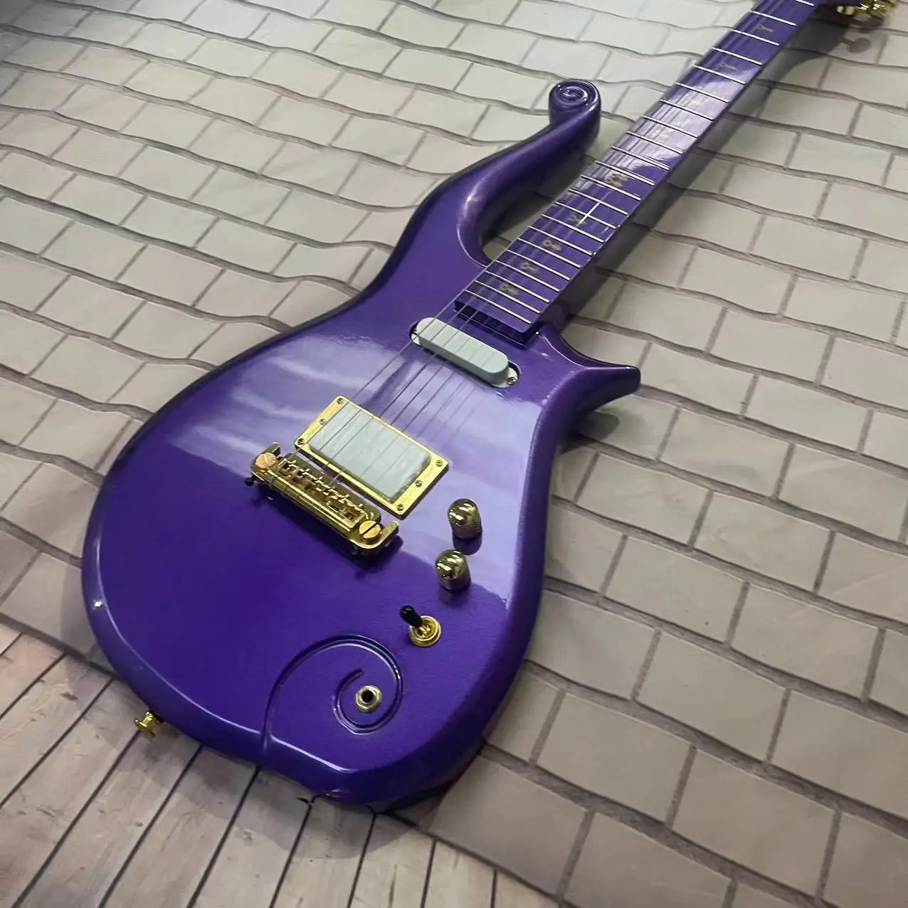 Wangziyun Electric Guitar 6-string Integrated Electric Guitar, with a metal purple body, high gloss, rose wood fingerboard, mapl