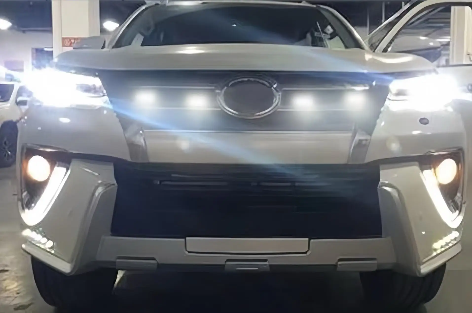 FOR TOYOTA FORTUNER 18 LED Front Grille Light Car Daytime Running Light Wheel Eyebrow Lamp For Pickup Offroad 12V