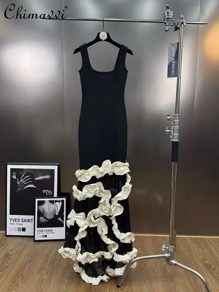 春らしいフレンチスタイルのローネックノースリーブ、カラーブロックパッチワーク、3D立体的な花柄の縁取りが特徴の、スリムでエレガントなパーティードレス。