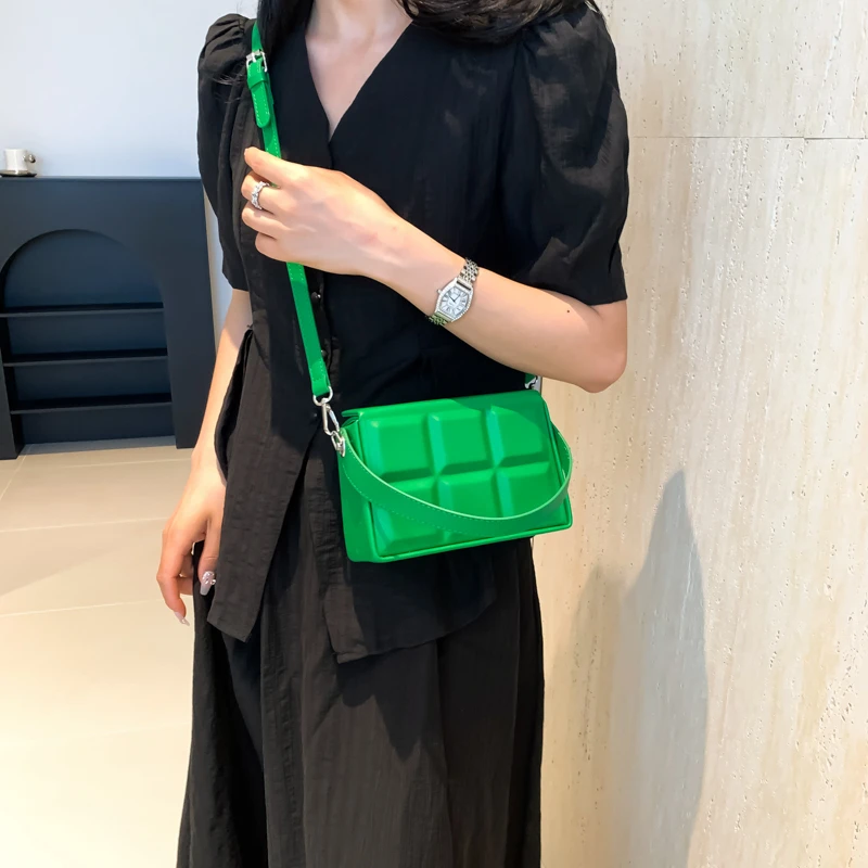 حقيبة يد نسائية مصممة شهيرة حقيبة يد جلدية فاخرة مع لمسات ذهبية رفيق سفر أنيق للعمل