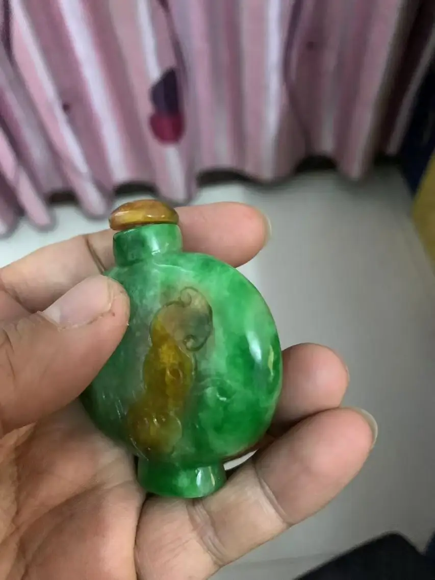 collections Qing Dynasty old Chinese old jade  snuff bottle, a symbol of peace and happiness