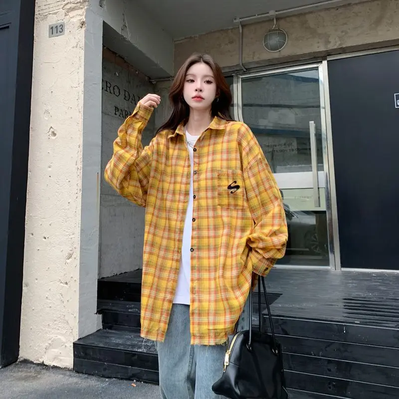 

Женская рубашка в желтую клетку в американском стиле, новинка весенней коллекции, свободная повседневная ретро-рубашка для пар, верхняя одежда в стиле дофамин.