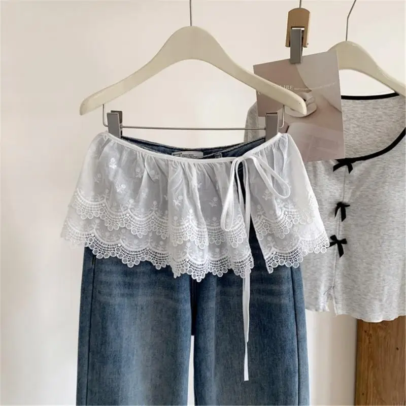 Frauen koreanische Stufe Rüschen Mini Schürze Rock Hollowout Blumenspitze Überdringung Hüftabdeckung Überträger Krawatte Taille