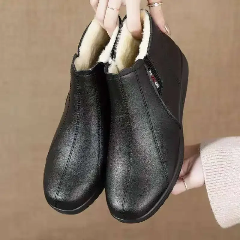 

Лидер продаж, женская обувь из мягкой кожи, зимние ботильоны на мягкой подошве для пожилых людей среднего возраста, хлопковые плюшевые женские ботинки для мам, кожаная обувь