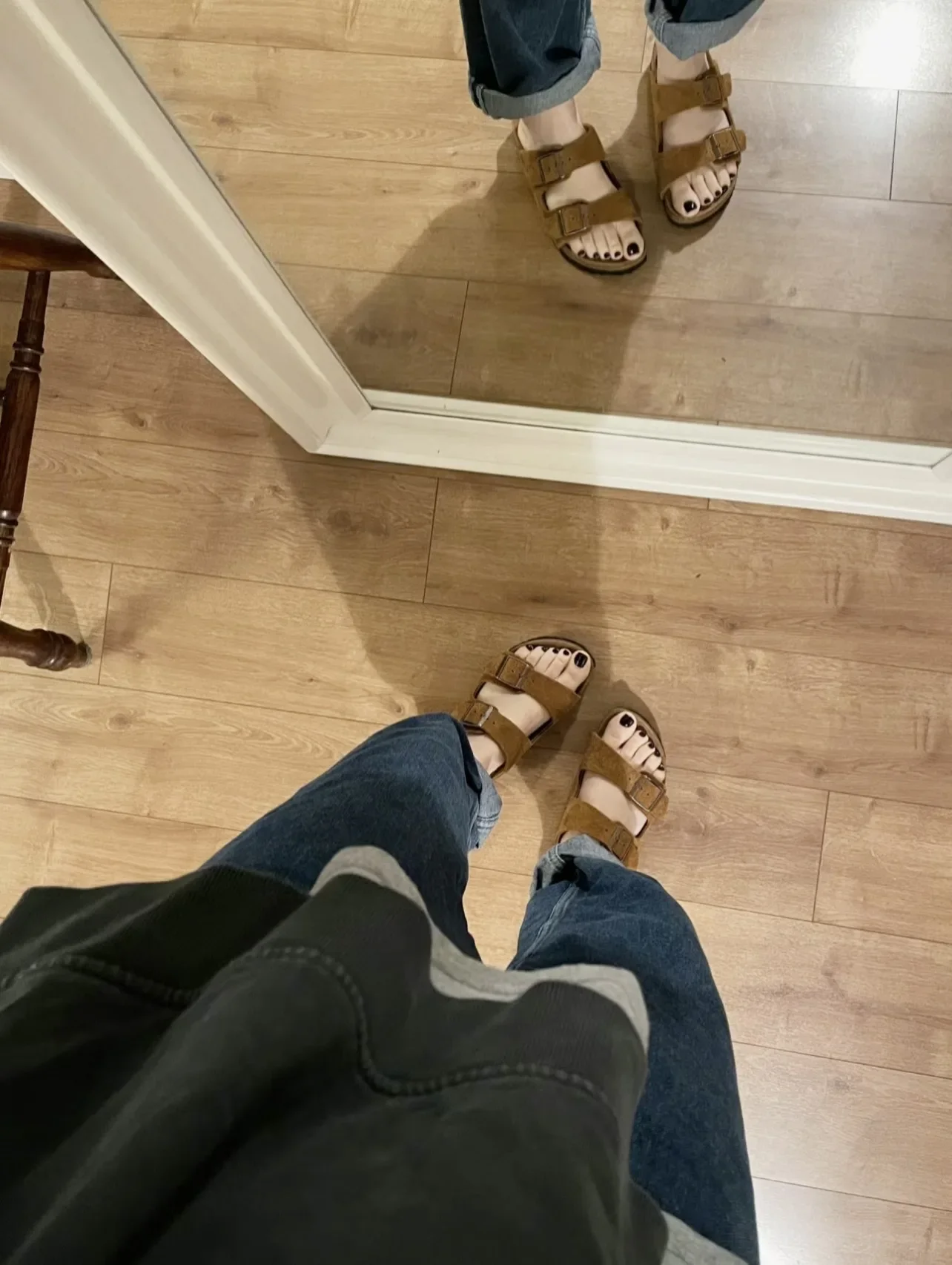 Herren- und Damen-Kork-Sandalen mit rutschfestem Design, hochwertige Retro-Strandpantoffeln mit doppeltem Knopfverschluss und flachem Boden. – Detail 3