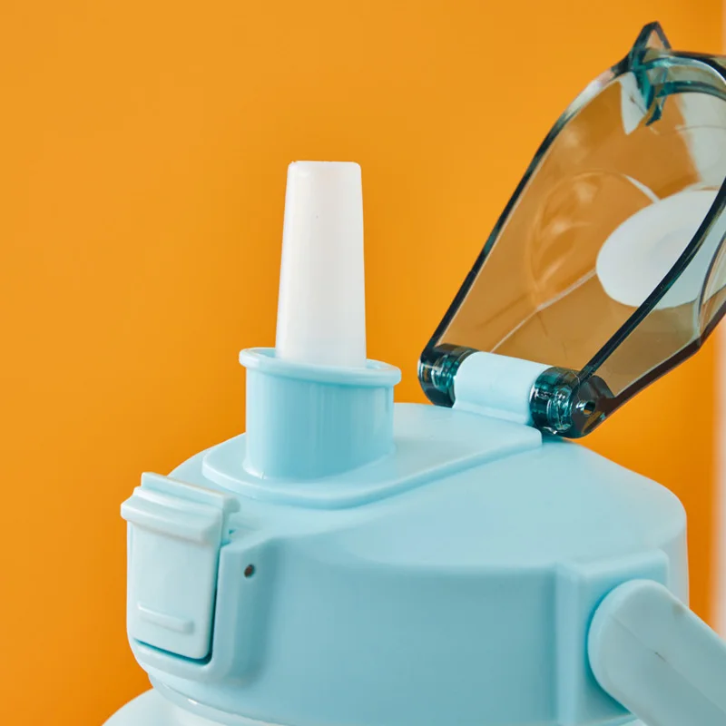 24 شعار التغذية هزة زجاجة ماء 2L المتدرج المتضخم مع القش داخل تريتان المواد البلاستيكية زجاجة السفر في الهواء الطلق