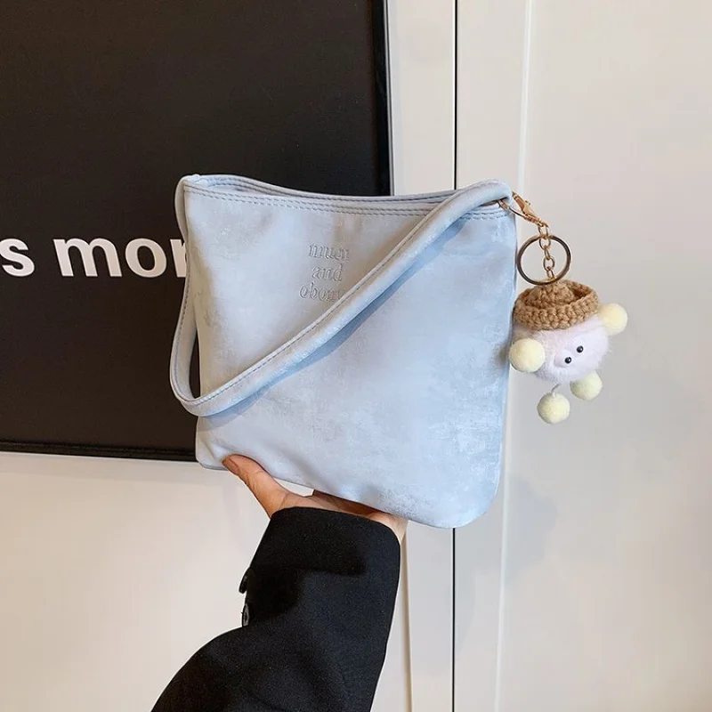 

Элегантная женская вечерняя сумочка с блестками и ремешком-цепочкой для сверкающих ночных мероприятий и галясов