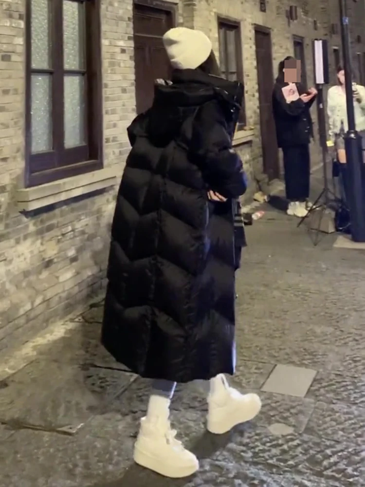 Długi, biały płaszcz puchowy za kolano z kapturem, zapinany na zamek, w stylu koreańskim, ocieplany, długi płaszcz damski na zimę.