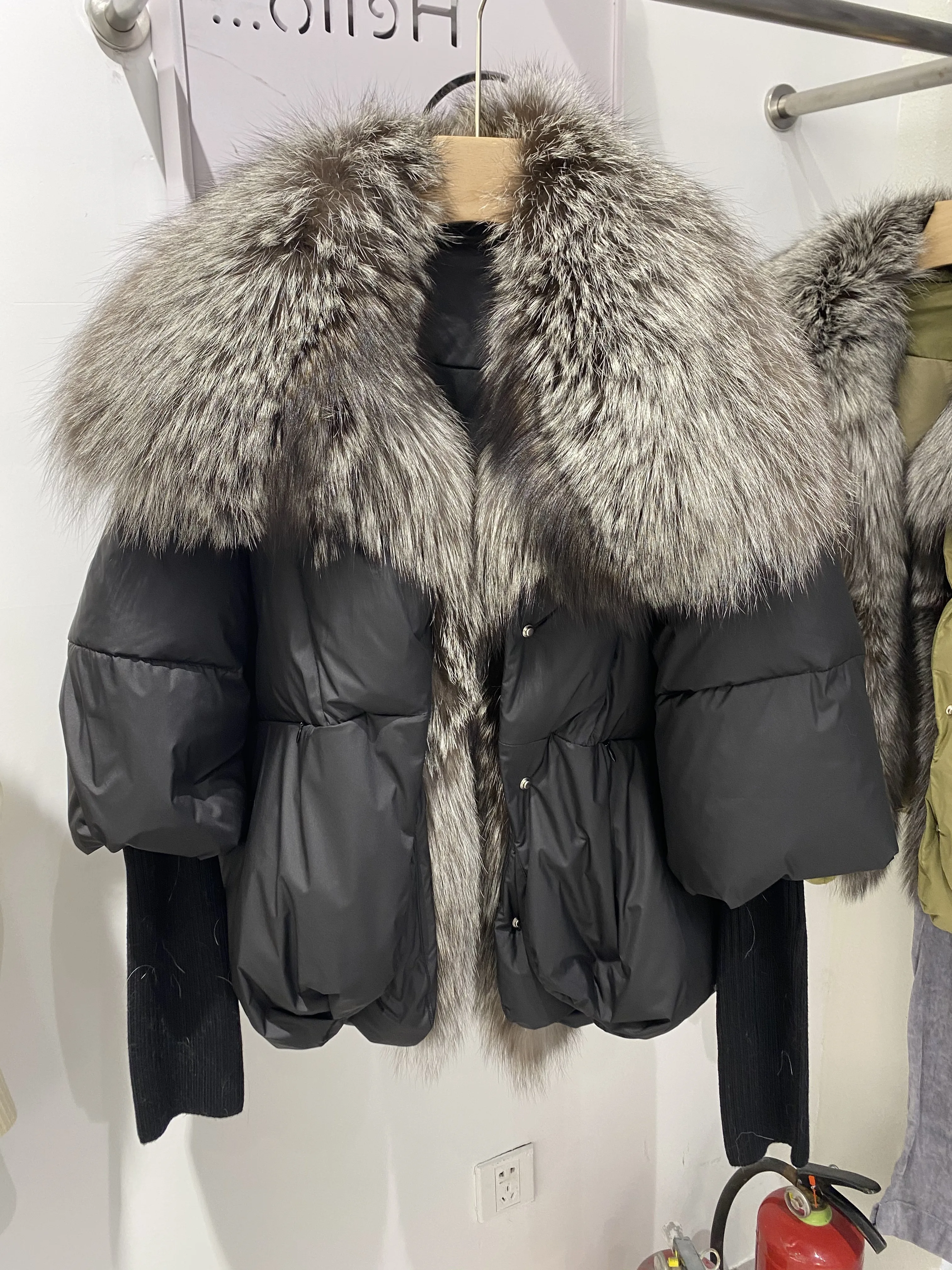 2026 Winter Real Fox Fur Collar White Duck Down Padded Down Jacket Regular Fashion Warm Big Fur Collar Women's Coat