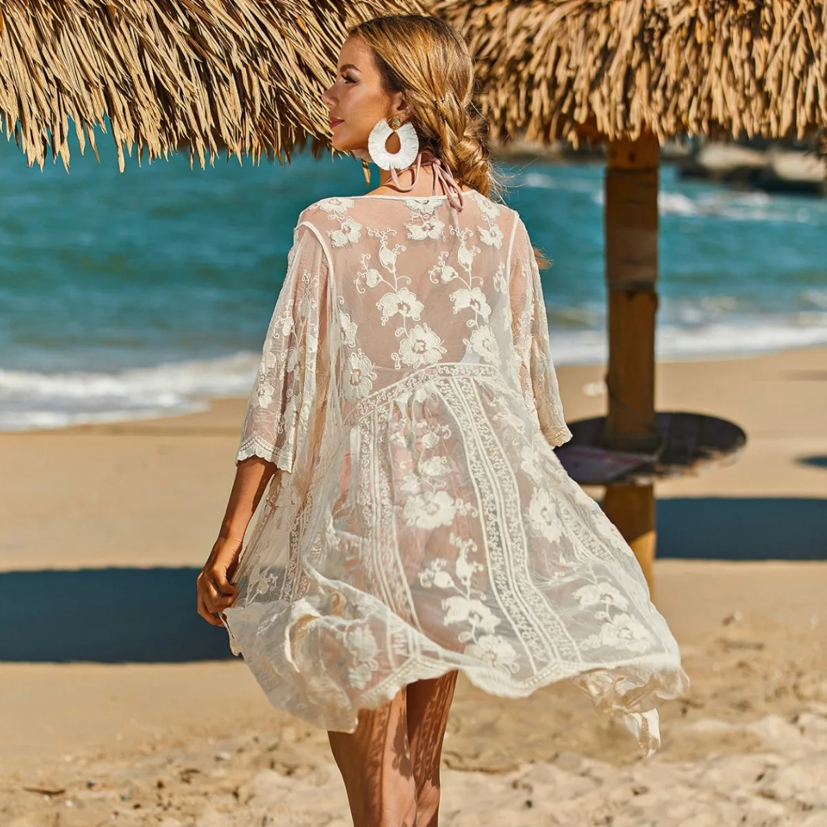 

Кардиган с роговыми рукавами в отпускном стиле с кружевной вышивкой, бикини средней длины, в сочетании с пляжным чехлом