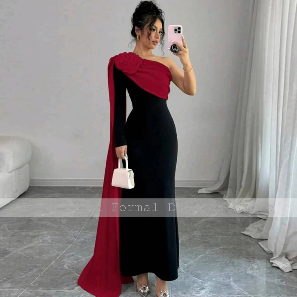 ชุดราตรีสีดําดอกไม้สีขาว Draped หนึ่งไหล่ Mermaid ชุดราตรี Maxi แขนยาวข้อเท้าความยาวชุดปาร์ตี้สตรี