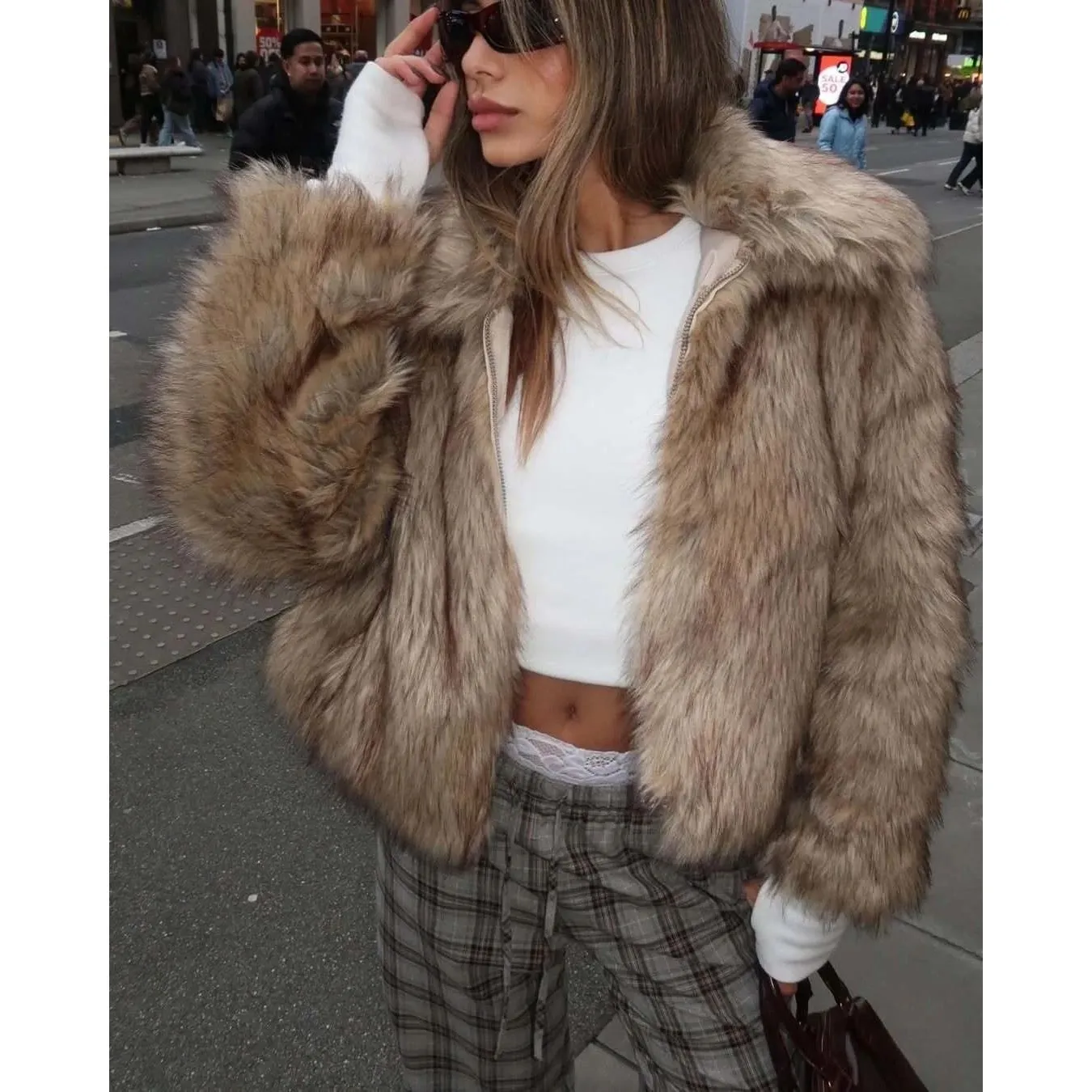 

Стильные зимние шубы из искусственного меха для женщин: теплая уличная одежда, модный двухслойный фасон.