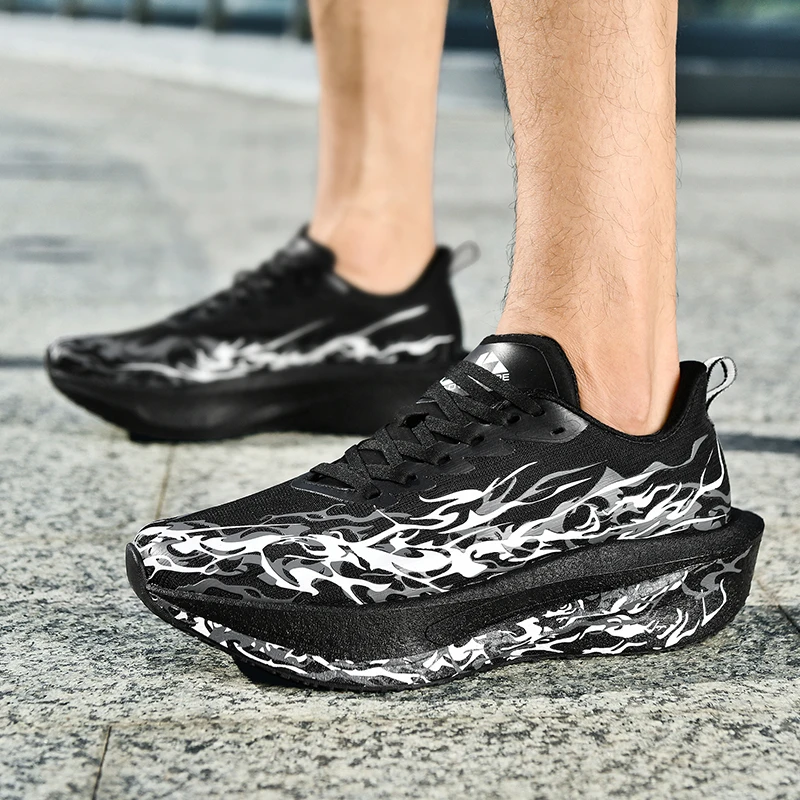 أحذية الجري الرجالية ذات النعل السميك خفيفة الوزن ومريحة في الهواء الطلق أحذية رياضية للرجال برباط علوي قابلة للتنفس أحذية رياضية كاجوال للرجال