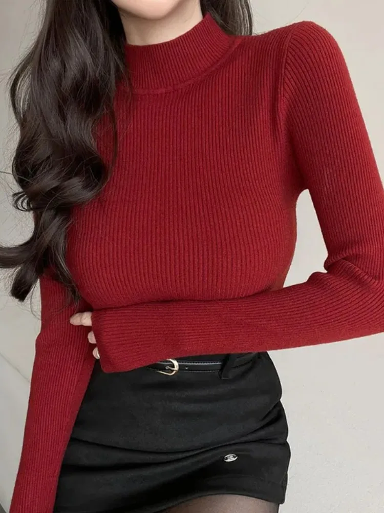 Elegancki sweter damski na jesień i zimę, dopasowany, długi, dzianinowy, z wysokim kołnierzem, jednolity kolor, warstwa bazowa, wzór teksturowany.