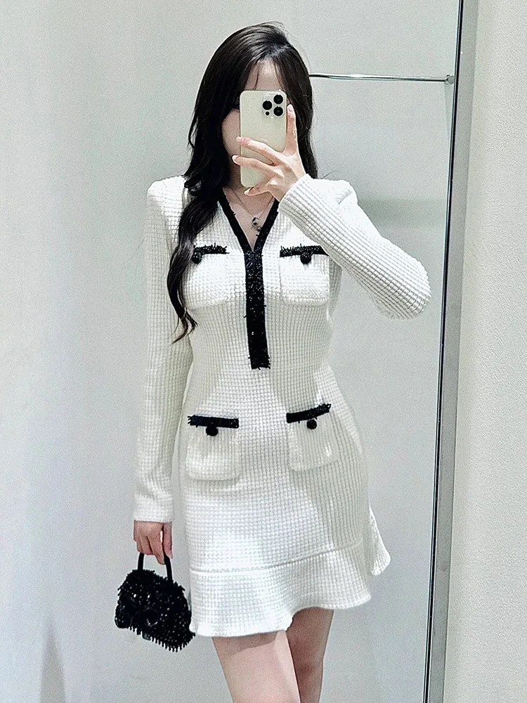

Black and White Dress with Contrasting Color, V-neck, Pearl Embellishment, Knitted Waist Cinching SP2025 Spring New Collection