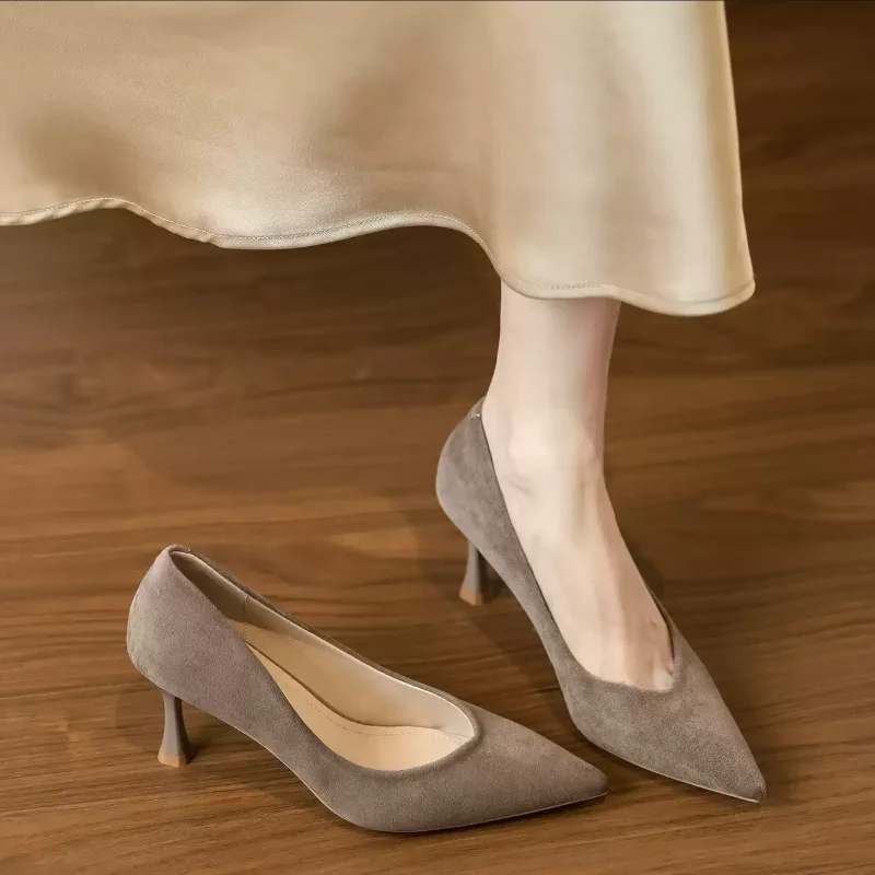 

Женские модные туфли на высоком каблуке из натуральной кожи, черные и серые, с яркой пряжкой, весна-лето, с острым носком