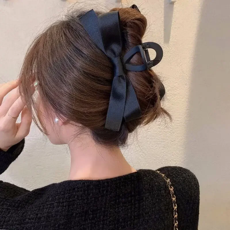 1 Piece Of Girl Fabric With Hepburn Style Black Double-Sided Bow, Suitable For Daily Use With Hair Claws On The Back Of The Head