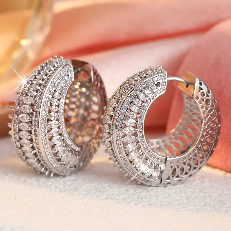 Luxuriöse Damen-Creolen mit synthetischem Zirkon-Inlay, wunderschöner, funkelnder Stil, Ohrringe für Partys und Abendessen, eleganter Schmuck – Detail 4