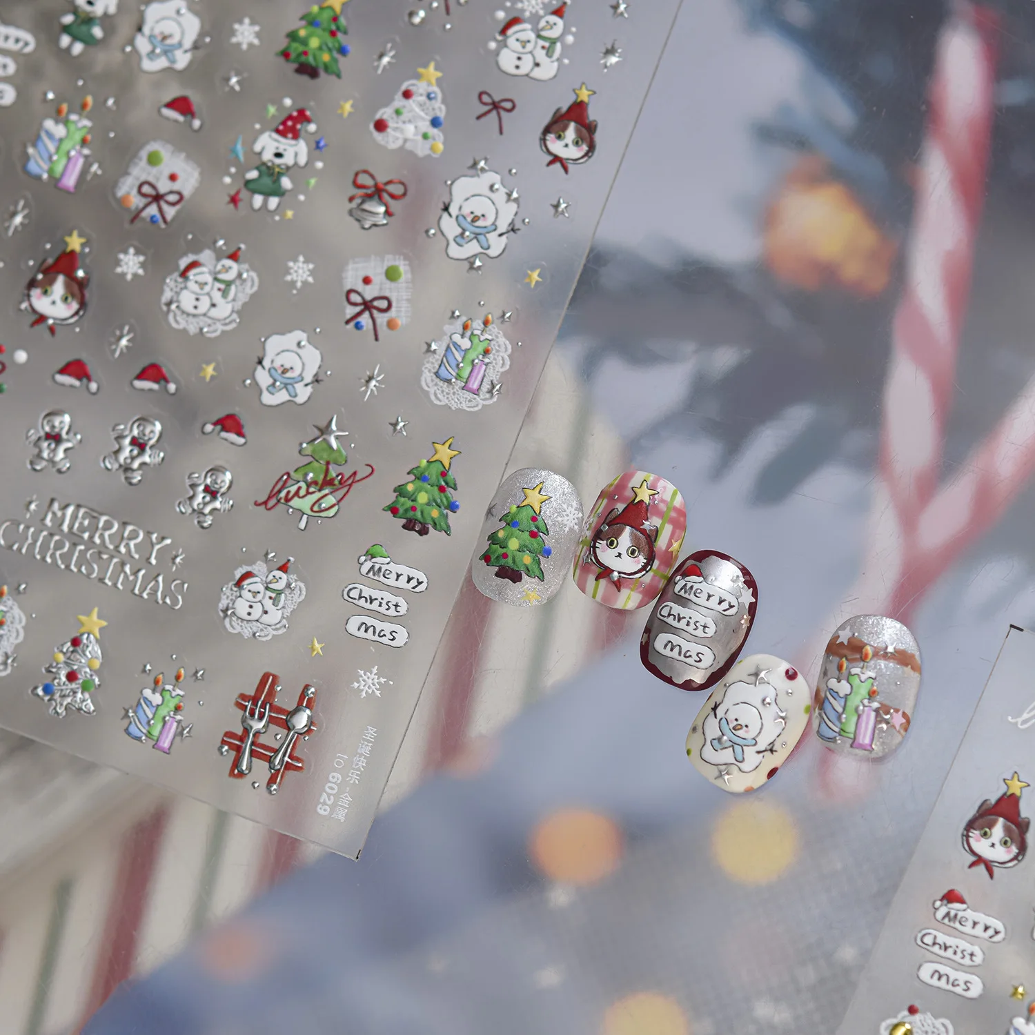 Nail Art Xmas Stickers - クリスマス漫画キティ子犬雪だるまクリスマスツリーギフトボックスリボン5DネイルステッカーメタルアウトラインDIYセルフ接着ネイルアートデコレーション