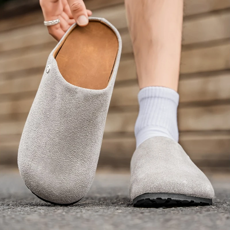 

High-quality Lightweight and Silent Men's Fashion Slippers with Leather Surface in Solid Color and Large-sized Flat Heels