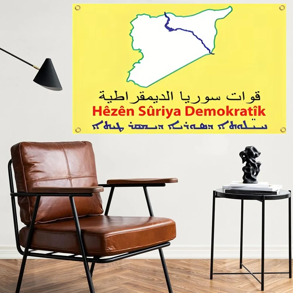 1 pancarta de bandera de las fuerzas democráticas siránas, poliéster con 4 ojales para colgar fácilmente, perfecta para decoración de pared de cueva de hombres de dormitorio