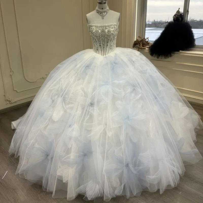 2024 nuovo abito da sposa a fascia con design di petali di margherita blu bianco chiaro