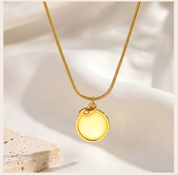 Personalisierte Initialen-Münz-Halskette, 18K vergoldete Edelstahl-Schlangenkette, individueller Schmuck für den Einzelhandel – Detail 6