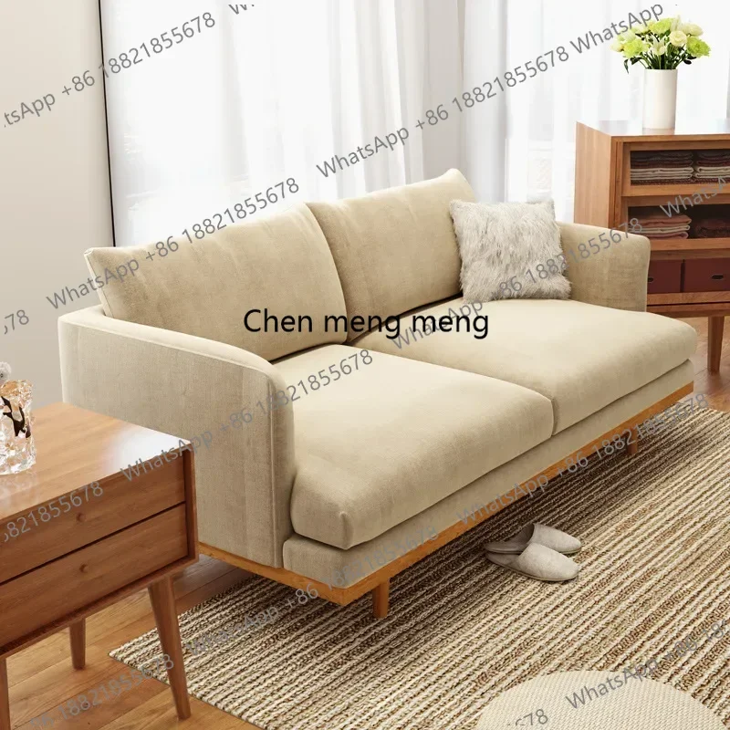 

Маленькая квартира с гостиной, оборудованной тканевым диваном, и современной гостиной с отделкой из натурального дерева.