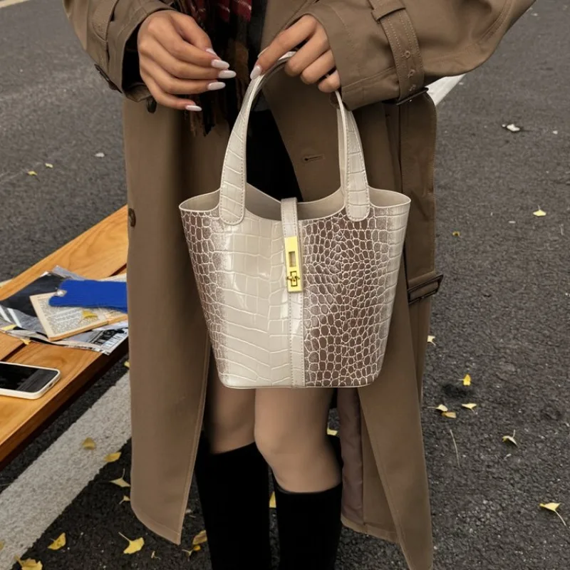 

Chic Trendy Designer Diaper Bag For Women Crossbody Messenger Bag Luxury Leather Tote Large Capacity Fashionable Letter Logo