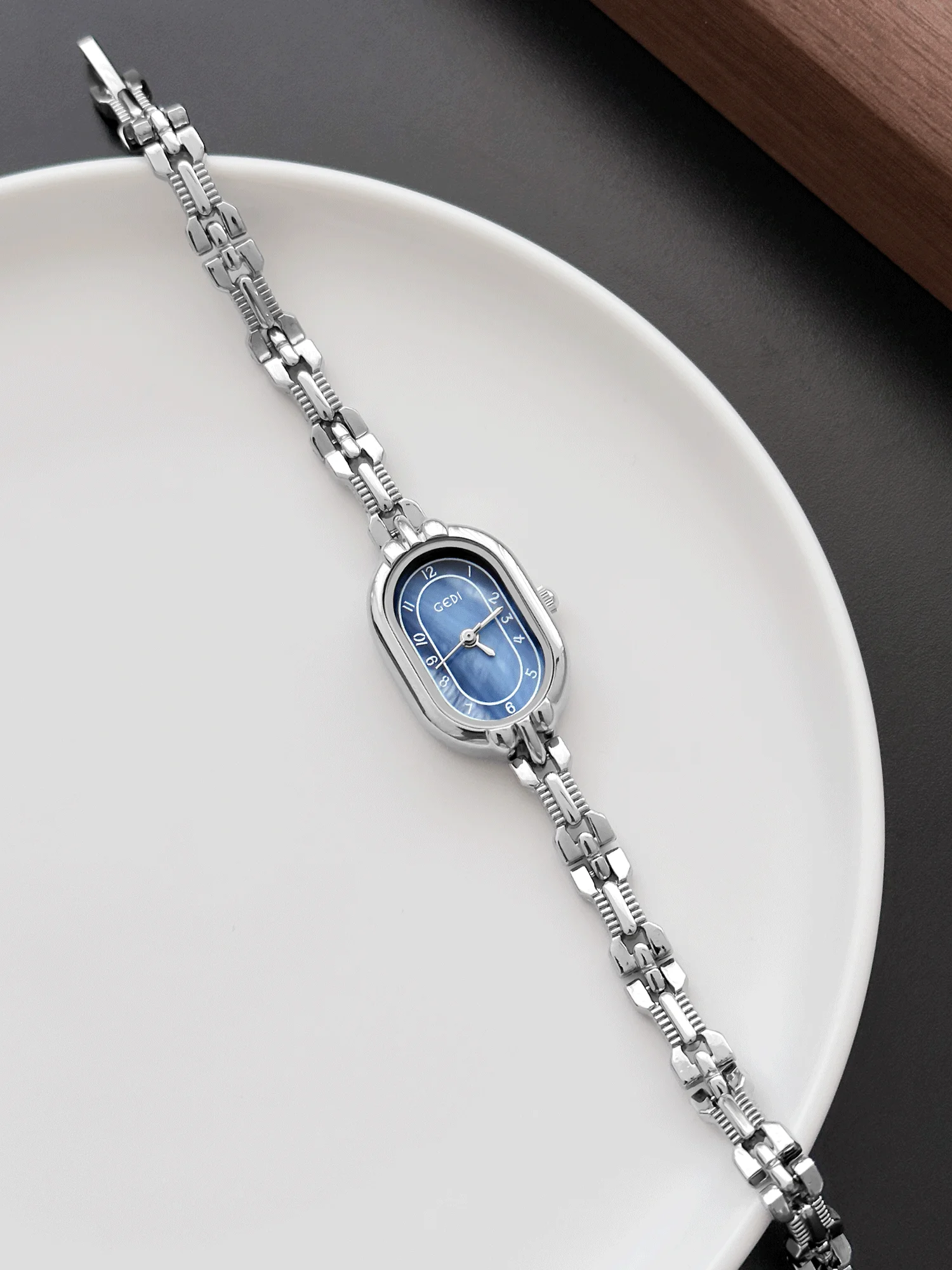 ساعة ذهبية صغيرة للنساء فاخرة خفيفة، ساعة سوار صغيرة ورائعة للنساء، طراز جديد 2025، إكسسوارات ساعات راقية #1