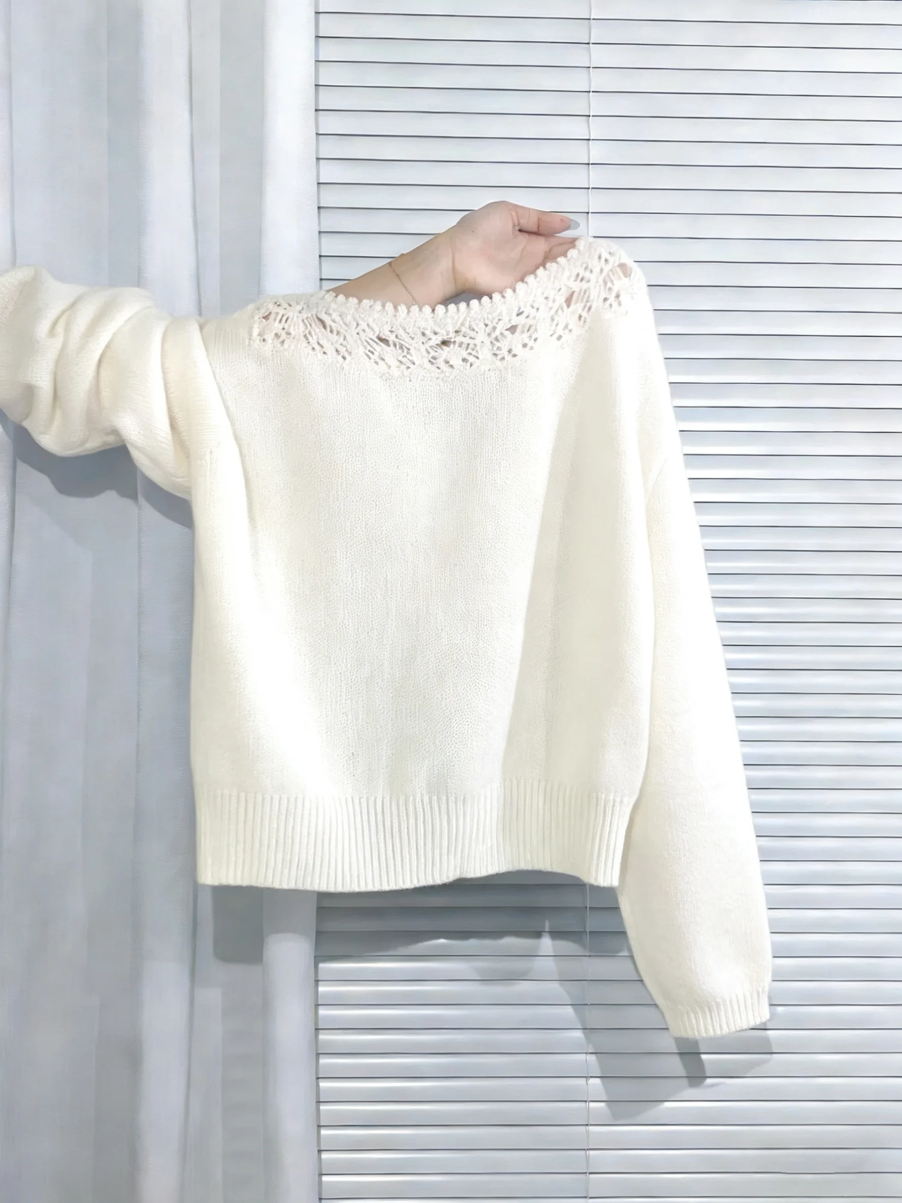 

Белый вязаный свитер Ele с одним открытым плечом и длинными рукавами, женский повседневный универсальный топ для весны и осени в корейском стиле