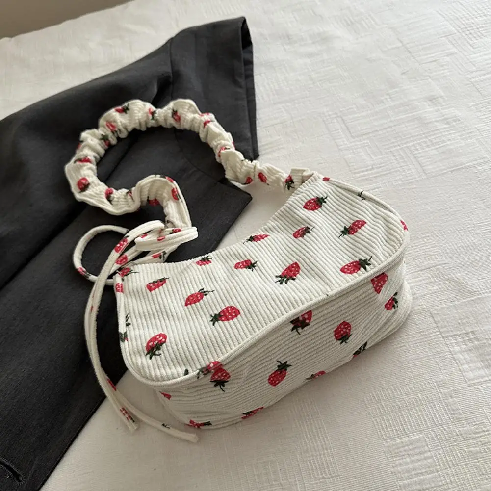 Petit sac sous les bras pour femmes, sac à main en velours côtelé, mignon imprimé fraise, petit fourre-tout demi-lune Design, sac à main en tissu écologique, Mini sacs à bandoulière