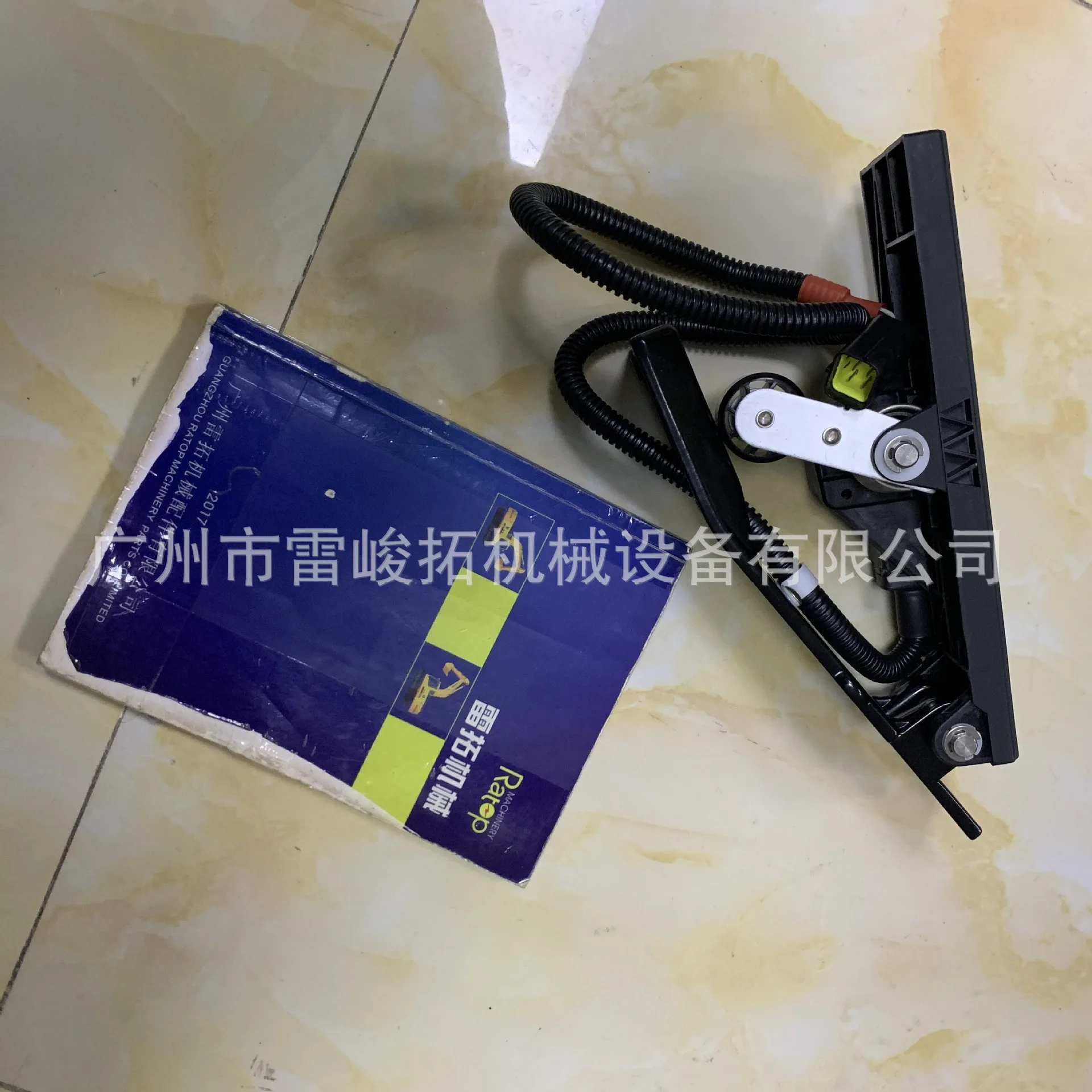 Excavator Loader Engineering Machinery Parts A229900008853 Electronic Accelerator Pedal for Truck Crane