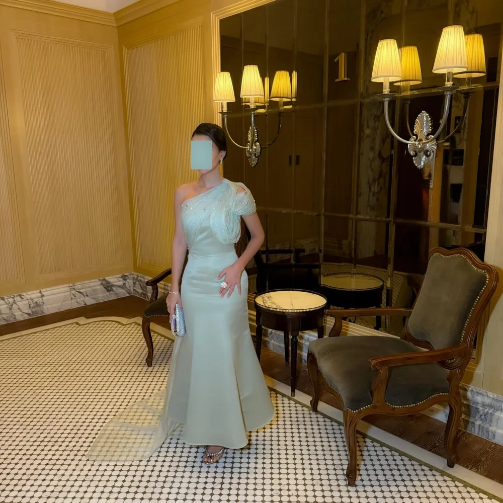 Bella Maßgeschneidertes grünes Glitzer-Abschlussballkleid mit schrägen Schultern, A-Linie, Satin, rückenfrei, knöchellang