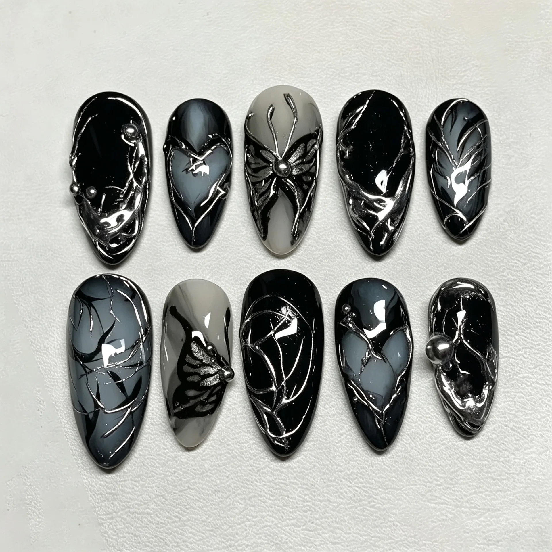 24Pcs Y2k Gilded Silver Design Press on Nails Butterfly Heart Mid-length Fake Nail Black Smudge Reusable Full Cover False Nails