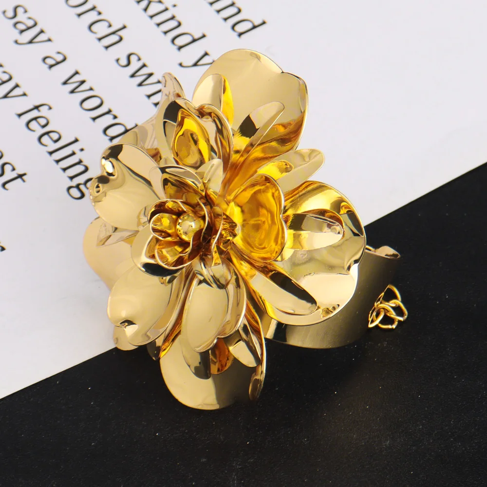 Großes 4-teiliges Schmuckset, Blumenmuster, luxuriöse Goldfarbe, Armreif, Ring, Halskette und Ohrringe für Damen, Hochzeitsaccessoires, Party – Detail 5
