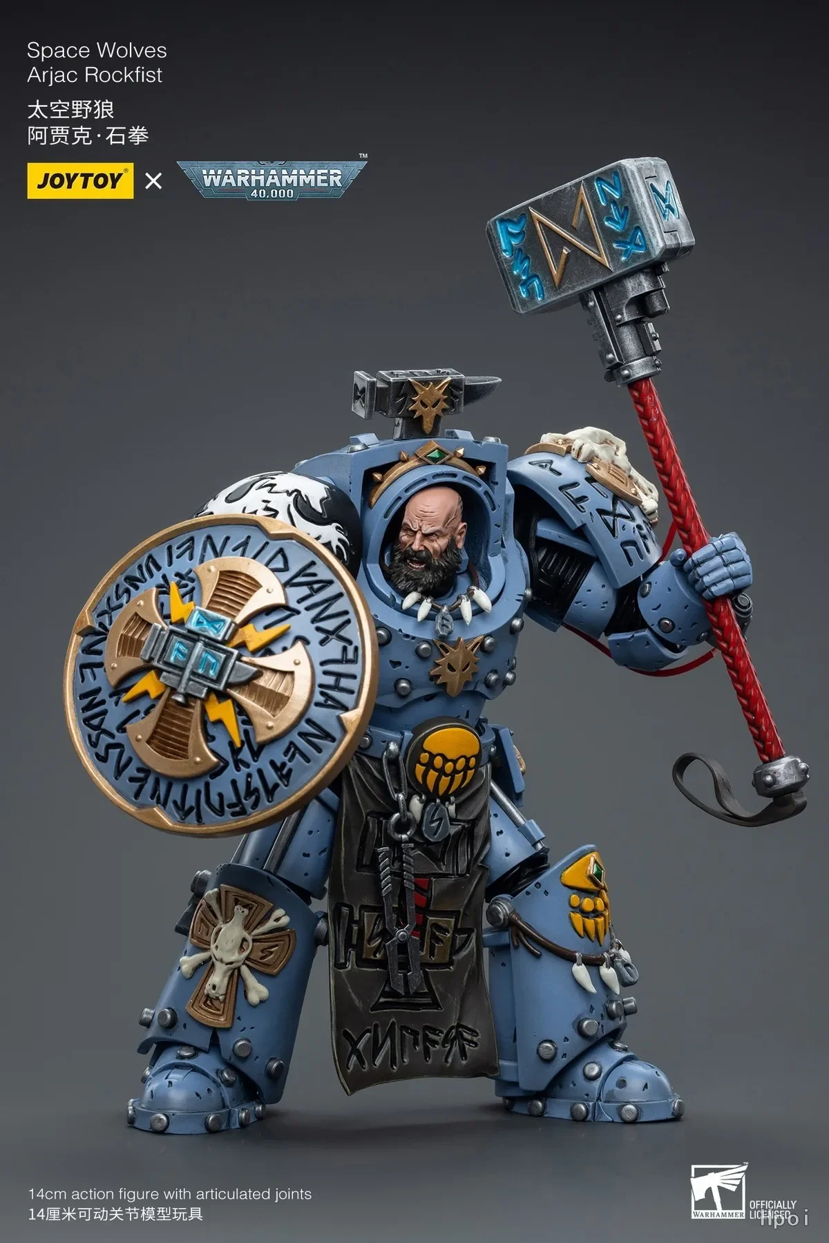 【Original】JOYTOY Warhammer 40K 1/18 ตัวเลขการกระทําหมาป่าอวกาศ Arjac Rockfist ของสะสมของเล่นคลาสสิกรุ่น